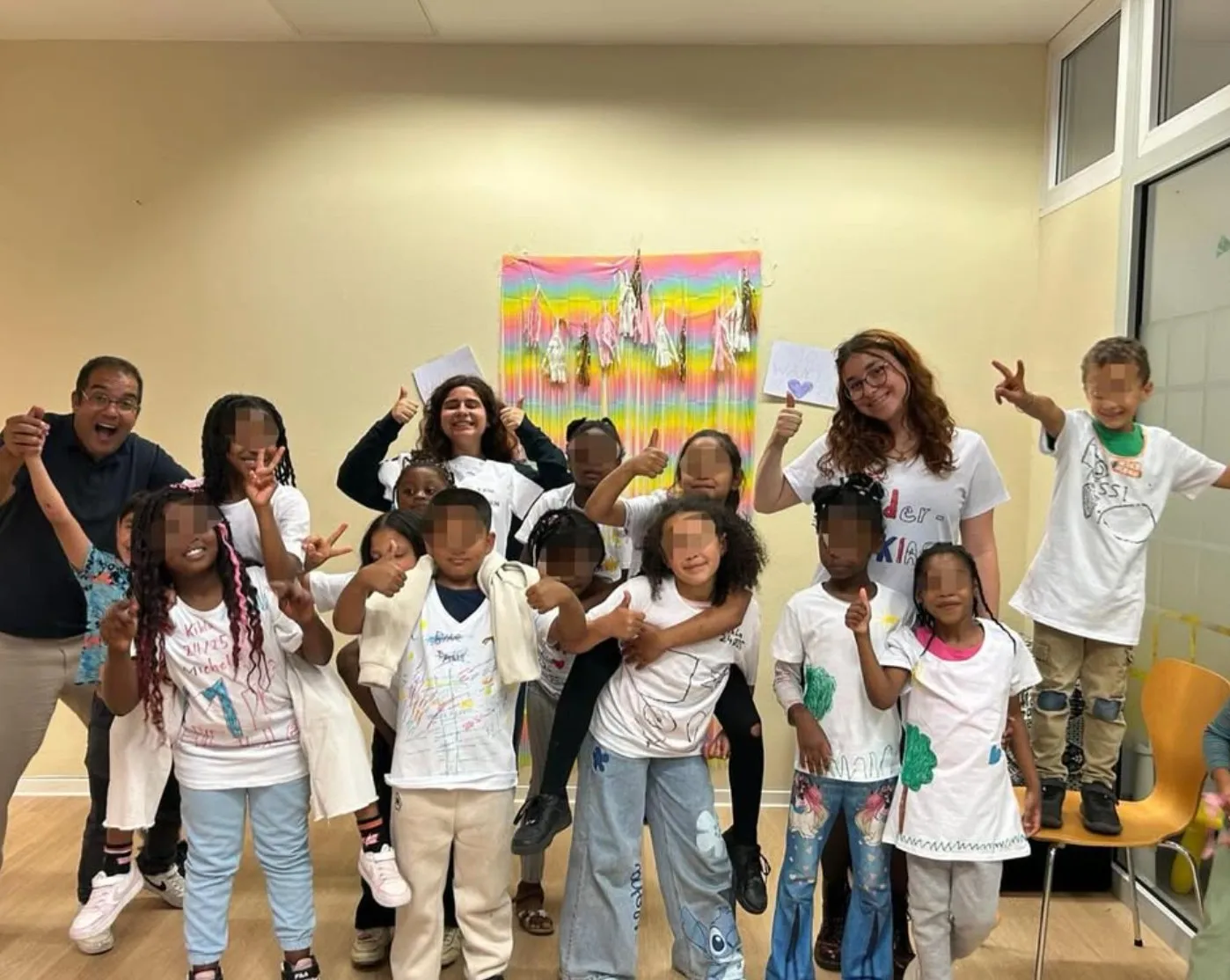 Kindergruppe zeigt stolz ihre selbst gestalteten T-Shirts