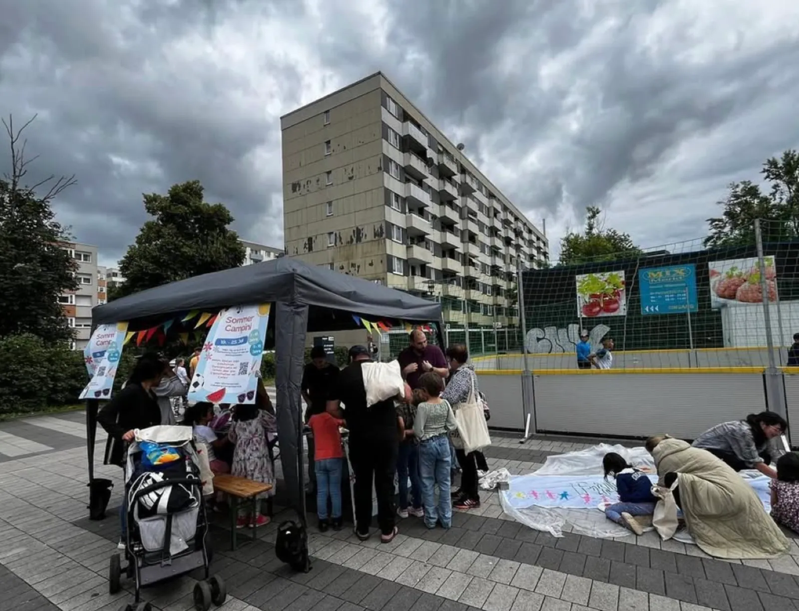 Mitmach-Stand mit Familien im Stadtteil Finkenberg